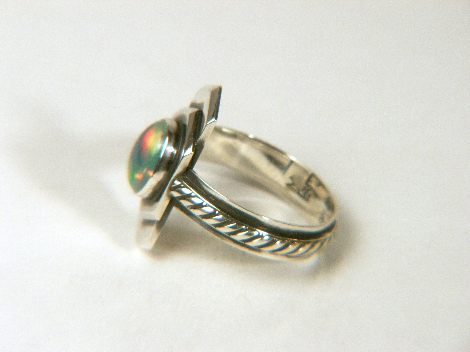 Genuine Welo Opal Sterling Ring on Luulla